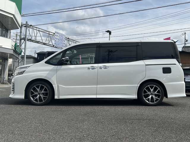 トヨタ ヴォクシー ZS 煌 愛知県 2015(平27)年 10.1万km ホワイトパールクリスタルシャイン /禁煙車//純正９インチナビ・フルセグTV/　(NSZT-Y64T)//ビルトインETC//バックカメラ//両側パワースライドドア//前後ドライブレコーダー//純正フリップダウンモニター/　(V11T-R62G)//LEDオートライト//プッシュスタート//モデリスタ１５インチアルミ//社外テールレンズ//電動格納ミラーウインカー//純正ドアバイザー//純正フロアマット//新車保証書
