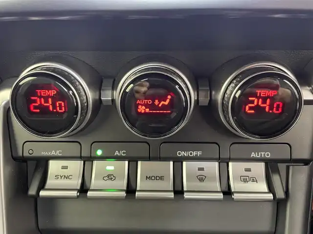 トヨタ ＧＲ８６ RZ 富山県 2023(令5)年 0.4万km クリスタルホワイトパール ワンオーナー/純正9インチナビ（AM/FM/CD/DVD/SD/USB/BT）/フルセグTV/バックカメラ/クルーズコントロール/後側方警戒支援システム/オートライト/LEDヘッドライト/レッドアクセント入りハーフレザーシート/前席シートヒーター/ドライブレコーダー前後/ETC/スマートキー×２/プッシュスタート/取扱説明書/保証書/ナビ取扱説明書
