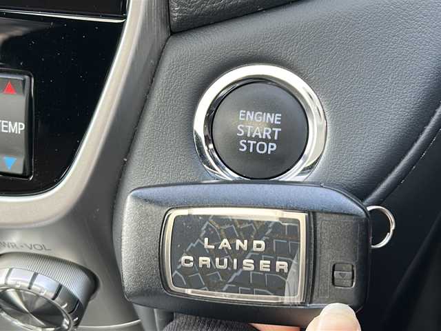 トヨタ ランドクルーザー ZX 石川県 2018(平30)年 5.5万km ホワイトパールクリスタルシャイン メーカーオプションSDナビ/(CD/DVD/Blu-ray/Bluetooth/SD/USB/AUX)/フルセグTV(キャンセラー有)/サンルーフ/リアエンターテイメント/全方位カメラ/モデリスタエアロ/JBLサウンド/保証書・取扱説明書/ワンオーナー/ルーフレール/電動リアゲート/電動格納サードシート/パワーシート(運転席・助手席)/レザーシート/シートヒーター・運転席/助手席/2列目/エアシート・運転席/助手席/クルーズコントロール(追従走行有)/前後コーナーセンサー/センターデフロック/ダウンヒルアシスト/ステアリングヒーター/ウッドコンビステアリング/ETC/社外レーダー