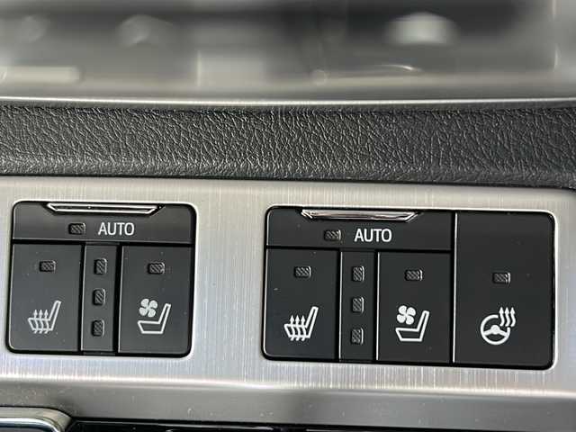 トヨタ ランドクルーザー ZX 石川県 2018(平30)年 5.5万km ホワイトパールクリスタルシャイン メーカーオプションSDナビ/(CD/DVD/Blu-ray/Bluetooth/SD/USB/AUX)/フルセグTV(キャンセラー有)/サンルーフ/リアエンターテイメント/全方位カメラ/モデリスタエアロ/JBLサウンド/保証書・取扱説明書/ワンオーナー/ルーフレール/電動リアゲート/電動格納サードシート/パワーシート(運転席・助手席)/レザーシート/シートヒーター・運転席/助手席/2列目/エアシート・運転席/助手席/クルーズコントロール(追従走行有)/前後コーナーセンサー/センターデフロック/ダウンヒルアシスト/ステアリングヒーター/ウッドコンビステアリング/ETC/社外レーダー