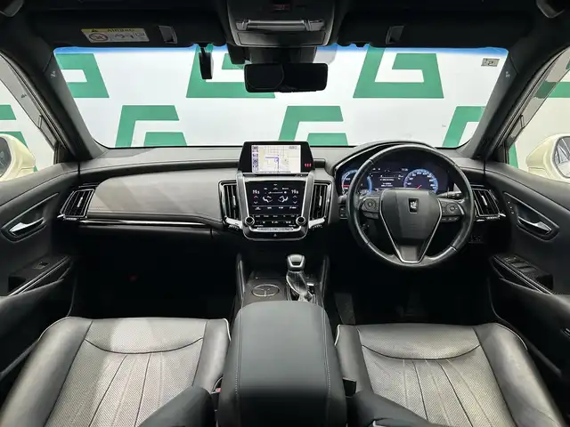 トヨタ クラウン ハイブリッド RS アドバンス 鹿児島県 2019(令1)年 5.5万km ホワイトパールクリスタルシャイン トヨタセーフティセンス/・プリクラッシュセーフティ/・レーントレーシングアシスト/・全車速追従機能付レーダークルーズコントロール/・ロードサインアシスト/・アダプティブハイビームシステム/先行車発進告知機能/ブラインドスポットモニター/パノラミックビューモニター/インテリジェントパーキングアシスト2/バックカメラ/純正8インチSDナビ/（CD/DVD/Bluetooth/SD/AUX/USB）/ビルトインETC2.0/純正前方ドライブレコーダー/ステアリングリモコン/レザーシート/前席シートヒーター/前席シートベンチレーション/前席パワーシート/デジタルインナーミラー/純正フロアマット/純正18インチアルミ