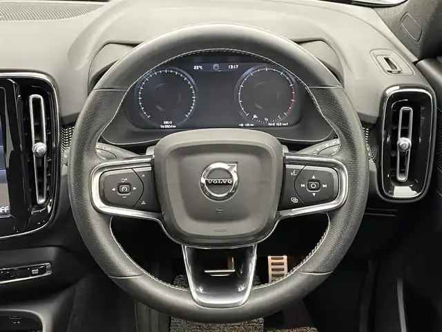 ボルボ ＸＣ４０ B4 AWD Rデザイン 兵庫県 2021(令3)年 3万km 白 純正ナビ/ハーマンカードン/フルセグ BT USB AUX/Apple Car Play/android Auto/全方位モニター/レーダークルーズコントロール/レーンキープアシスト/パークアシスト/クロストラフィックアラート/BSM/自動駐車/自動発車/パワーバックドア/ETC/電子パーキング/オートホールド/ワイヤレス充電/ハーフレザーシート/パワーシート/シートヒーター/LEDヘッドライト/アイドリングストップ/スマートキー