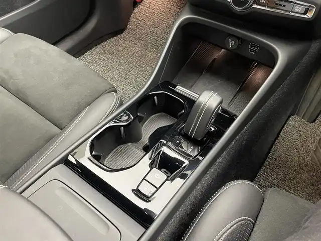 ボルボ ＸＣ４０ B4 AWD Rデザイン 兵庫県 2021(令3)年 3万km 白 純正ナビ/ハーマンカードン/フルセグ BT USB AUX/Apple Car Play/android Auto/全方位モニター/レーダークルーズコントロール/レーンキープアシスト/パークアシスト/クロストラフィックアラート/BSM/自動駐車/自動発車/パワーバックドア/ETC/電子パーキング/オートホールド/ワイヤレス充電/ハーフレザーシート/パワーシート/シートヒーター/LEDヘッドライト/アイドリングストップ/スマートキー