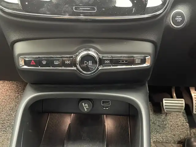 ボルボ ＸＣ４０ B4 AWD Rデザイン 兵庫県 2021(令3)年 3万km 白 純正ナビ/ハーマンカードン/フルセグ BT USB AUX/Apple Car Play/android Auto/全方位モニター/レーダークルーズコントロール/レーンキープアシスト/パークアシスト/クロストラフィックアラート/BSM/自動駐車/自動発車/パワーバックドア/ETC/電子パーキング/オートホールド/ワイヤレス充電/ハーフレザーシート/パワーシート/シートヒーター/LEDヘッドライト/アイドリングストップ/スマートキー