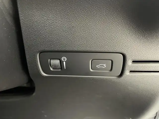 ボルボ ＸＣ４０ B4 AWD Rデザイン 兵庫県 2021(令3)年 3万km 白 純正ナビ/ハーマンカードン/フルセグ BT USB AUX/Apple Car Play/android Auto/全方位モニター/レーダークルーズコントロール/レーンキープアシスト/パークアシスト/クロストラフィックアラート/BSM/自動駐車/自動発車/パワーバックドア/ETC/電子パーキング/オートホールド/ワイヤレス充電/ハーフレザーシート/パワーシート/シートヒーター/LEDヘッドライト/アイドリングストップ/スマートキー