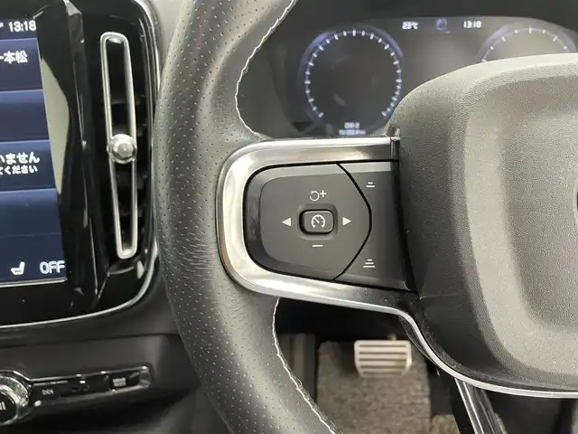 ボルボ ＸＣ４０ B4 AWD Rデザイン 兵庫県 2021(令3)年 3万km 白 純正ナビ/ハーマンカードン/フルセグ BT USB AUX/Apple Car Play/android Auto/全方位モニター/レーダークルーズコントロール/レーンキープアシスト/パークアシスト/クロストラフィックアラート/BSM/自動駐車/自動発車/パワーバックドア/ETC/電子パーキング/オートホールド/ワイヤレス充電/ハーフレザーシート/パワーシート/シートヒーター/LEDヘッドライト/アイドリングストップ/スマートキー