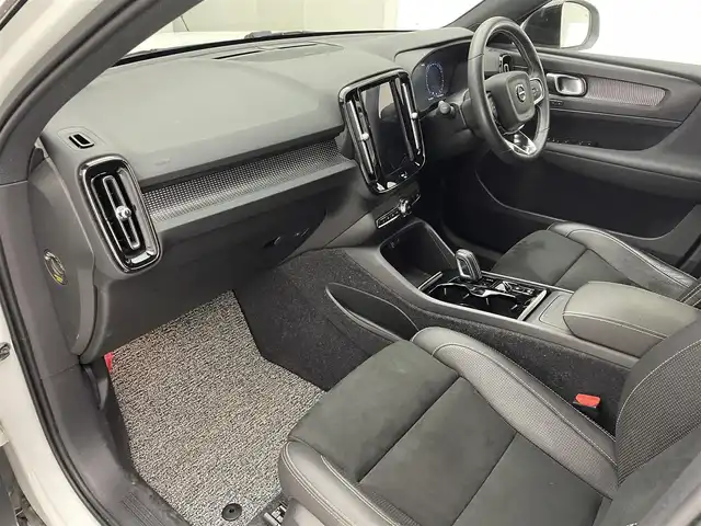 ボルボ ＸＣ４０ B4 AWD Rデザイン 兵庫県 2021(令3)年 3万km 白 純正ナビ/ハーマンカードン/フルセグ BT USB AUX/Apple Car Play/android Auto/全方位モニター/レーダークルーズコントロール/レーンキープアシスト/パークアシスト/クロストラフィックアラート/BSM/自動駐車/自動発車/パワーバックドア/ETC/電子パーキング/オートホールド/ワイヤレス充電/ハーフレザーシート/パワーシート/シートヒーター/LEDヘッドライト/アイドリングストップ/スマートキー