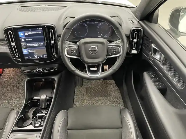 ボルボ ＸＣ４０ B4 AWD Rデザイン 兵庫県 2021(令3)年 3万km 白 純正ナビ/ハーマンカードン/フルセグ BT USB AUX/Apple Car Play/android Auto/全方位モニター/レーダークルーズコントロール/レーンキープアシスト/パークアシスト/クロストラフィックアラート/BSM/自動駐車/自動発車/パワーバックドア/ETC/電子パーキング/オートホールド/ワイヤレス充電/ハーフレザーシート/パワーシート/シートヒーター/LEDヘッドライト/アイドリングストップ/スマートキー