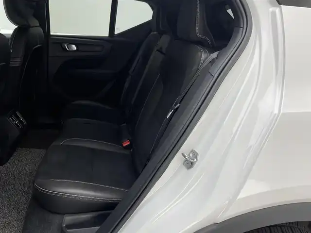 ボルボ ＸＣ４０ B4 AWD Rデザイン 兵庫県 2021(令3)年 3万km 白 純正ナビ/ハーマンカードン/フルセグ BT USB AUX/Apple Car Play/android Auto/全方位モニター/レーダークルーズコントロール/レーンキープアシスト/パークアシスト/クロストラフィックアラート/BSM/自動駐車/自動発車/パワーバックドア/ETC/電子パーキング/オートホールド/ワイヤレス充電/ハーフレザーシート/パワーシート/シートヒーター/LEDヘッドライト/アイドリングストップ/スマートキー