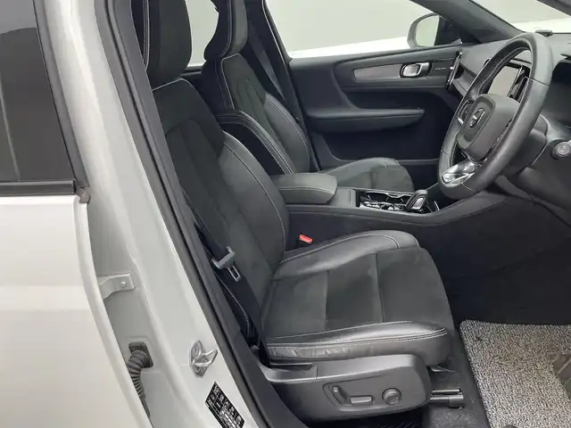 ボルボ ＸＣ４０ B4 AWD Rデザイン 兵庫県 2021(令3)年 3万km 白 純正ナビ/ハーマンカードン/フルセグ BT USB AUX/Apple Car Play/android Auto/全方位モニター/レーダークルーズコントロール/レーンキープアシスト/パークアシスト/クロストラフィックアラート/BSM/自動駐車/自動発車/パワーバックドア/ETC/電子パーキング/オートホールド/ワイヤレス充電/ハーフレザーシート/パワーシート/シートヒーター/LEDヘッドライト/アイドリングストップ/スマートキー