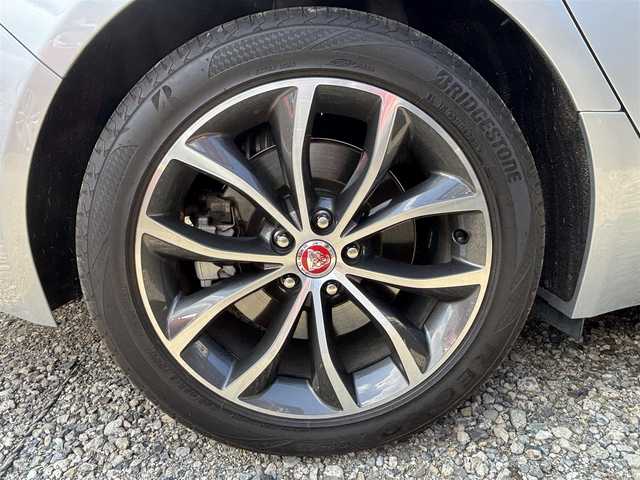 ジャガー ＸＦ プレステージ 東京都 2019(平31)年 3.1万km ロジウムシルバー ナビ/Meridianサウンドシステム（１１スピーカー）/バックカメラ/アダプティブクルーズコントロール/アンビエントインテリアクライティング/ハンドルヒーター/10WAYパワーシート（運転席/助手席）/シートヒーター（運転席/助手席）/メモリ機能（運転席/ドアミラー）/パワーバックドア/レーンキープ/電動ブラインド（リア）/電動チルト＆テレスコピックステアリング/ＥＴＣ/ドライブモード/横滑り制御機能/アイドリングストップ/プッシュスタート