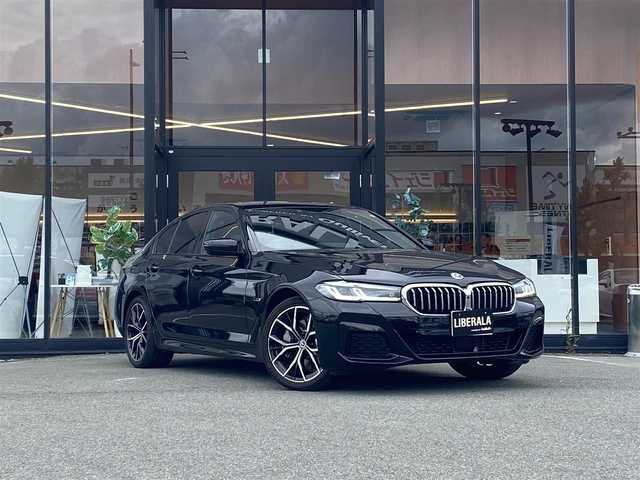 ＢＭＷ ５３０ｅ Mスポーツ 福岡県 2022(令4)年 2.1万km サファイアブラックP ・1オーナー/・サンルーフ/・アダプティブクルーズコントロール/・純正HDDナビ/USB/Bluetooth/AppleCarPlay/・全方位カメラ/・黒革シート/シートヒーター/・社外前後ドライブレコーダー/・フルセグ/・ETC/・純正19AW/・プッシュスタート/・パーキングアシスト/・スマートキー/・スペアキー/・パワーシート/・レーンキープアシスト/・オートライト/・LEDライト/・保証書/・取扱説明書