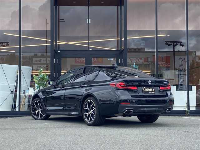 ＢＭＷ ５３０ｅ Mスポーツ 福岡県 2022(令4)年 2.1万km サファイアブラックP ・1オーナー/・サンルーフ/・アダプティブクルーズコントロール/・純正HDDナビ/USB/Bluetooth/AppleCarPlay/・全方位カメラ/・黒革シート/シートヒーター/・社外前後ドライブレコーダー/・フルセグ/・ETC/・純正19AW/・プッシュスタート/・パーキングアシスト/・スマートキー/・スペアキー/・パワーシート/・レーンキープアシスト/・オートライト/・LEDライト/・保証書/・取扱説明書