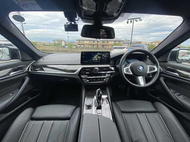 ＢＭＷ ５３０ｅ Mスポーツ 福岡県 2022(令4)年 2.1万km サファイアブラックP ・1オーナー/・サンルーフ/・アダプティブクルーズコントロール/・純正HDDナビ/USB/Bluetooth/AppleCarPlay/・全方位カメラ/・黒革シート/シートヒーター/・社外前後ドライブレコーダー/・フルセグ/・ETC/・純正19AW/・プッシュスタート/・パーキングアシスト/・スマートキー/・スペアキー/・パワーシート/・レーンキープアシスト/・オートライト/・LEDライト/・保証書/・取扱説明書