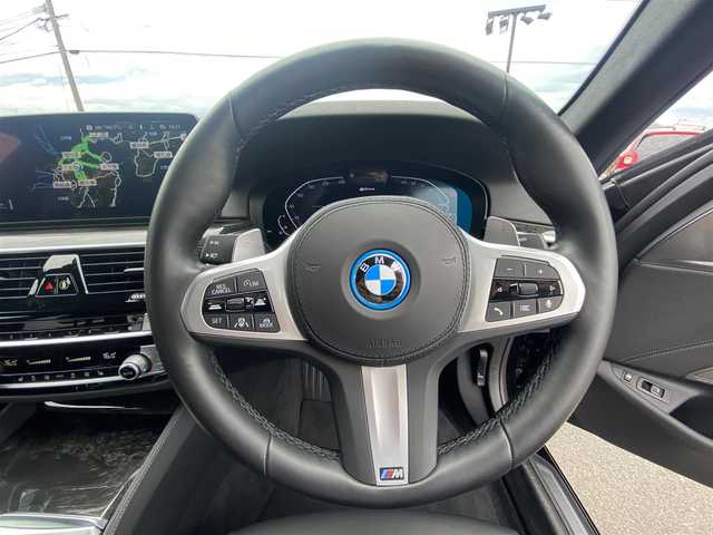 ＢＭＷ ５３０ｅ Mスポーツ 福岡県 2022(令4)年 2.1万km サファイアブラックP ・1オーナー/・サンルーフ/・アダプティブクルーズコントロール/・純正HDDナビ/USB/Bluetooth/AppleCarPlay/・全方位カメラ/・黒革シート/シートヒーター/・社外前後ドライブレコーダー/・フルセグ/・ETC/・純正19AW/・プッシュスタート/・パーキングアシスト/・スマートキー/・スペアキー/・パワーシート/・レーンキープアシスト/・オートライト/・LEDライト/・保証書/・取扱説明書