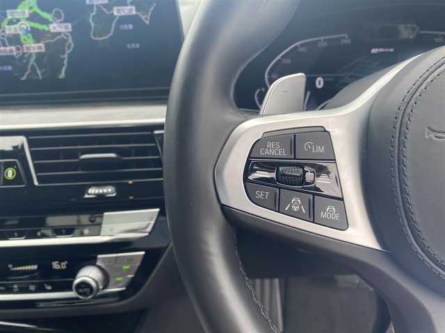 ＢＭＷ ５３０ｅ Mスポーツ 福岡県 2022(令4)年 2.1万km サファイアブラックP ・1オーナー/・サンルーフ/・アダプティブクルーズコントロール/・純正HDDナビ/USB/Bluetooth/AppleCarPlay/・全方位カメラ/・黒革シート/シートヒーター/・社外前後ドライブレコーダー/・フルセグ/・ETC/・純正19AW/・プッシュスタート/・パーキングアシスト/・スマートキー/・スペアキー/・パワーシート/・レーンキープアシスト/・オートライト/・LEDライト/・保証書/・取扱説明書
