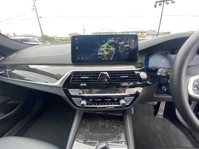 ＢＭＷ ５３０ｅ Mスポーツ 福岡県 2022(令4)年 2.1万km サファイアブラックP ・1オーナー/・サンルーフ/・アダプティブクルーズコントロール/・純正HDDナビ/USB/Bluetooth/AppleCarPlay/・全方位カメラ/・黒革シート/シートヒーター/・社外前後ドライブレコーダー/・フルセグ/・ETC/・純正19AW/・プッシュスタート/・パーキングアシスト/・スマートキー/・スペアキー/・パワーシート/・レーンキープアシスト/・オートライト/・LEDライト/・保証書/・取扱説明書