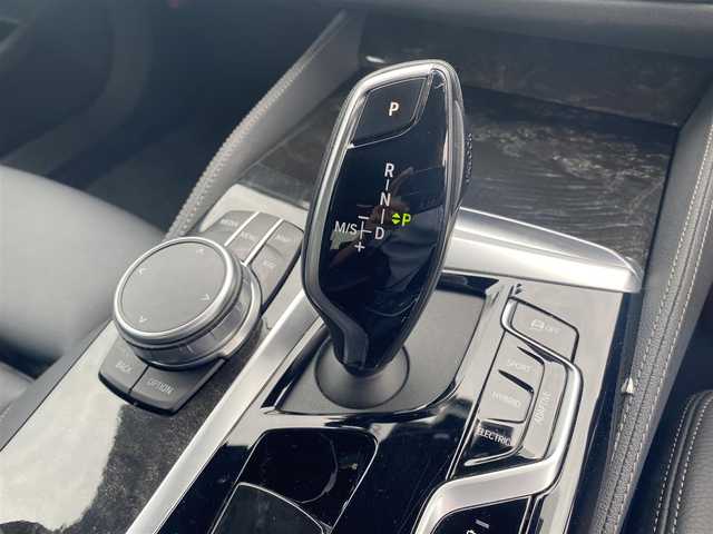 ＢＭＷ ５３０ｅ Mスポーツ 福岡県 2022(令4)年 2.1万km サファイアブラックP ・1オーナー/・サンルーフ/・アダプティブクルーズコントロール/・純正HDDナビ/USB/Bluetooth/AppleCarPlay/・全方位カメラ/・黒革シート/シートヒーター/・社外前後ドライブレコーダー/・フルセグ/・ETC/・純正19AW/・プッシュスタート/・パーキングアシスト/・スマートキー/・スペアキー/・パワーシート/・レーンキープアシスト/・オートライト/・LEDライト/・保証書/・取扱説明書
