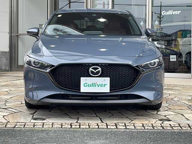 マツダ マツダ３ファストバック 20S バーガンディセレクション 静岡県 2020(令2)年 1.5万km ポリメタルグレーM 純正ナビ/・FM/AM/・Bluetooth/・USB/・CD/DVD/・メモリーオーディオ/・フルセグTV/・HDMI/主要装備/・３６０°ビューモニター/・レーダークルコン/・ＥＴＣ/・パワーシート/・アイドリングストップ/・コーナーセンサー/・ＨＵＤ/・シートヒーター/・ステアリングヒーター/・ドライブレコーダー/・ＬＥＤヘッドライト/・ブラインドスポットモニタリング/・車線逸脱警報システム/・レーンキープアシスト/・ディスタンススピードアラート/・スマートブレーキサポート
