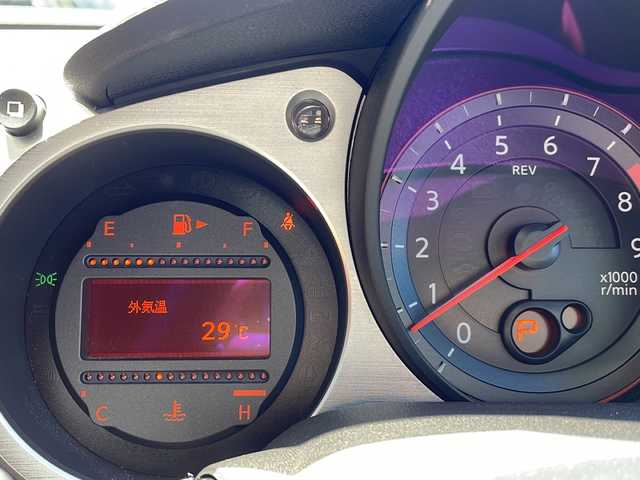 日産 フェアレディ Ｚ バージョンT 静岡県 2018(平30)年 2.8万km ダイヤモンドブラック 純正メーカーナビ/・FM/・AM/・CD/DVD/・フルセグTV/・Bluetooth/主要装備/・１８インチ純正アルミ/・運転席＋助手席パワーシート/・運転席＋助手席シートヒーター/・ＥＴＣ/・ドラレコ/・リアフォグランプ/・ＨＩＤヘッドライト/・ＢＯＳＥスピーカー/・バックカメラ/・パドルシフト/・ステアリングスイッチ