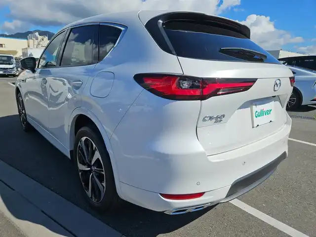 マツダ ＣＸ－６０ XD HV プレミアムモダン 香川県 2022(令4)年 3.7万km ロジウムホワイトプレミアムメタリック 4WD/パノラマサンルーフ/純正12.3型ナビ/フルセグTV/ハンズフリーパワーバックドア/レーダークルーズコントロール/パーキングセンサー/i-ACTIVSENSE/・スマートブレーキサポート/・誤発進抑制制御/・車線逸脱警報システム/・降車支援機能付ブラインドスポットモニタリング/・レーンキープアシストシステム/・緊急時車線維持支援/・前後接近車両検知/・クルージングトラフィックサポート/・交通標識認識システム/・ドライバー異常時対応システム/アクティブドライビングディスプレイ/アダプティブLEDヘッドランプ/ターボ/本革巻きステアリング/ステアリングヒーター/パドルシフト/ピュアホワイトナッパ革シート/全席シートヒーター/前席パワーシート/前席ベンチレーション/運転席ドライバーパーソナライズ/純正20インチアルミホイール/アドバンストキーレスエントリーシステム/禁煙車