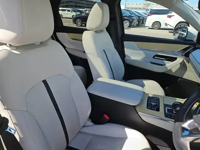 マツダ ＣＸ－６０ XD HV プレミアムモダン 香川県 2022(令4)年 3.7万km ロジウムホワイトプレミアムメタリック 4WD/パノラマサンルーフ/純正12.3型ナビ/フルセグTV/ハンズフリーパワーバックドア/レーダークルーズコントロール/パーキングセンサー/i-ACTIVSENSE/・スマートブレーキサポート/・誤発進抑制制御/・車線逸脱警報システム/・降車支援機能付ブラインドスポットモニタリング/・レーンキープアシストシステム/・緊急時車線維持支援/・前後接近車両検知/・クルージングトラフィックサポート/・交通標識認識システム/・ドライバー異常時対応システム/アクティブドライビングディスプレイ/アダプティブLEDヘッドランプ/ターボ/本革巻きステアリング/ステアリングヒーター/パドルシフト/ピュアホワイトナッパ革シート/全席シートヒーター/前席パワーシート/前席ベンチレーション/運転席ドライバーパーソナライズ/純正20インチアルミホイール/アドバンストキーレスエントリーシステム/禁煙車