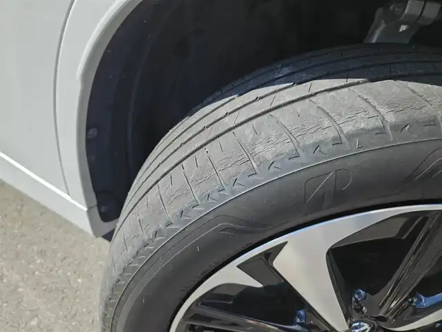 マツダ ＣＸ－６０ XD HV プレミアムモダン 香川県 2022(令4)年 3.7万km ロジウムホワイトプレミアムメタリック 4WD/パノラマサンルーフ/純正12.3型ナビ/フルセグTV/ハンズフリーパワーバックドア/レーダークルーズコントロール/パーキングセンサー/i-ACTIVSENSE/・スマートブレーキサポート/・誤発進抑制制御/・車線逸脱警報システム/・降車支援機能付ブラインドスポットモニタリング/・レーンキープアシストシステム/・緊急時車線維持支援/・前後接近車両検知/・クルージングトラフィックサポート/・交通標識認識システム/・ドライバー異常時対応システム/アクティブドライビングディスプレイ/アダプティブLEDヘッドランプ/ターボ/本革巻きステアリング/ステアリングヒーター/パドルシフト/ピュアホワイトナッパ革シート/全席シートヒーター/前席パワーシート/前席ベンチレーション/運転席ドライバーパーソナライズ/純正20インチアルミホイール/アドバンストキーレスエントリーシステム/禁煙車