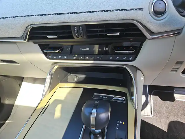 マツダ ＣＸ－６０ XD HV プレミアムモダン 香川県 2022(令4)年 3.7万km ロジウムホワイトプレミアムメタリック 4WD/パノラマサンルーフ/純正12.3型ナビ/フルセグTV/ハンズフリーパワーバックドア/レーダークルーズコントロール/パーキングセンサー/i-ACTIVSENSE/・スマートブレーキサポート/・誤発進抑制制御/・車線逸脱警報システム/・降車支援機能付ブラインドスポットモニタリング/・レーンキープアシストシステム/・緊急時車線維持支援/・前後接近車両検知/・クルージングトラフィックサポート/・交通標識認識システム/・ドライバー異常時対応システム/アクティブドライビングディスプレイ/アダプティブLEDヘッドランプ/ターボ/本革巻きステアリング/ステアリングヒーター/パドルシフト/ピュアホワイトナッパ革シート/全席シートヒーター/前席パワーシート/前席ベンチレーション/運転席ドライバーパーソナライズ/純正20インチアルミホイール/アドバンストキーレスエントリーシステム/禁煙車