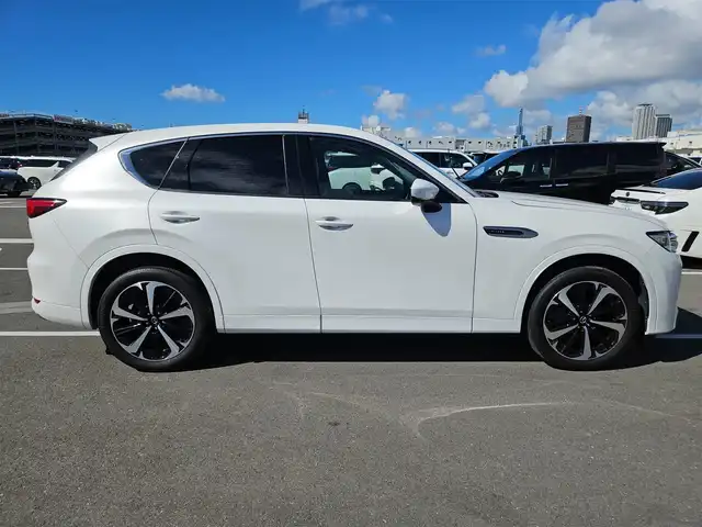 マツダ ＣＸ－６０ XD HV プレミアムモダン 香川県 2022(令4)年 3.7万km ロジウムホワイトプレミアムメタリック 4WD/パノラマサンルーフ/純正12.3型ナビ/フルセグTV/ハンズフリーパワーバックドア/レーダークルーズコントロール/パーキングセンサー/i-ACTIVSENSE/・スマートブレーキサポート/・誤発進抑制制御/・車線逸脱警報システム/・降車支援機能付ブラインドスポットモニタリング/・レーンキープアシストシステム/・緊急時車線維持支援/・前後接近車両検知/・クルージングトラフィックサポート/・交通標識認識システム/・ドライバー異常時対応システム/アクティブドライビングディスプレイ/アダプティブLEDヘッドランプ/ターボ/本革巻きステアリング/ステアリングヒーター/パドルシフト/ピュアホワイトナッパ革シート/全席シートヒーター/前席パワーシート/前席ベンチレーション/運転席ドライバーパーソナライズ/純正20インチアルミホイール/アドバンストキーレスエントリーシステム/禁煙車