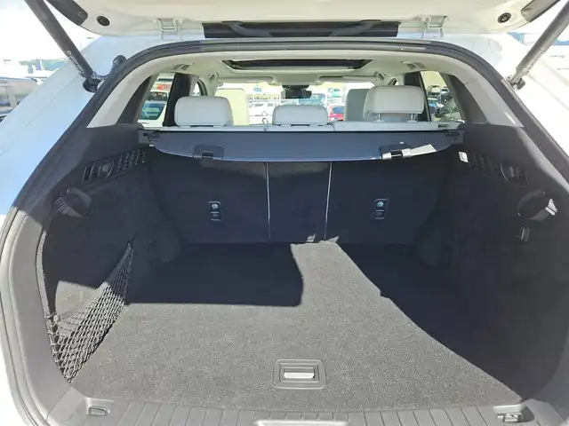 マツダ ＣＸ－６０ XD HV プレミアムモダン 香川県 2022(令4)年 3.7万km ロジウムホワイトプレミアムメタリック 4WD/パノラマサンルーフ/純正12.3型ナビ/フルセグTV/ハンズフリーパワーバックドア/レーダークルーズコントロール/パーキングセンサー/i-ACTIVSENSE/・スマートブレーキサポート/・誤発進抑制制御/・車線逸脱警報システム/・降車支援機能付ブラインドスポットモニタリング/・レーンキープアシストシステム/・緊急時車線維持支援/・前後接近車両検知/・クルージングトラフィックサポート/・交通標識認識システム/・ドライバー異常時対応システム/アクティブドライビングディスプレイ/アダプティブLEDヘッドランプ/ターボ/本革巻きステアリング/ステアリングヒーター/パドルシフト/ピュアホワイトナッパ革シート/全席シートヒーター/前席パワーシート/前席ベンチレーション/運転席ドライバーパーソナライズ/純正20インチアルミホイール/アドバンストキーレスエントリーシステム/禁煙車