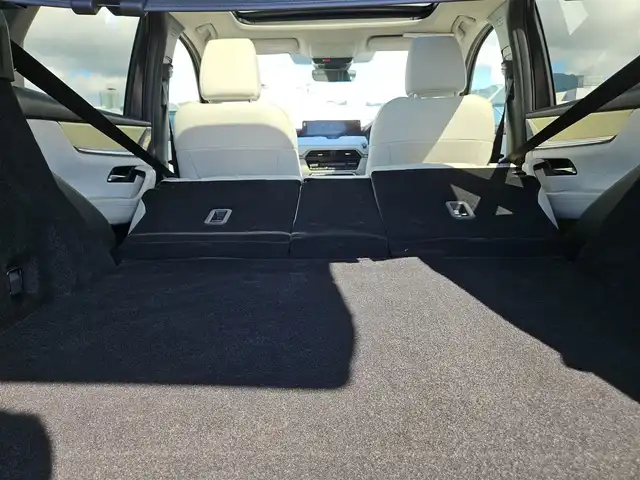 マツダ ＣＸ－６０ XD HV プレミアムモダン 香川県 2022(令4)年 3.7万km ロジウムホワイトプレミアムメタリック 4WD/パノラマサンルーフ/純正12.3型ナビ/フルセグTV/ハンズフリーパワーバックドア/レーダークルーズコントロール/パーキングセンサー/i-ACTIVSENSE/・スマートブレーキサポート/・誤発進抑制制御/・車線逸脱警報システム/・降車支援機能付ブラインドスポットモニタリング/・レーンキープアシストシステム/・緊急時車線維持支援/・前後接近車両検知/・クルージングトラフィックサポート/・交通標識認識システム/・ドライバー異常時対応システム/アクティブドライビングディスプレイ/アダプティブLEDヘッドランプ/ターボ/本革巻きステアリング/ステアリングヒーター/パドルシフト/ピュアホワイトナッパ革シート/全席シートヒーター/前席パワーシート/前席ベンチレーション/運転席ドライバーパーソナライズ/純正20インチアルミホイール/アドバンストキーレスエントリーシステム/禁煙車