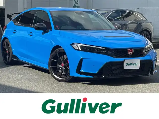 ホンダ シビック タイプR 福岡県 2023(令5)年 2.3万km レーシングブルーパール ワンオーナー/HONDAコネクトディスプレイナビ/　【Bluetooth/FM/USB/スマホ連携】/ブラインドスポットモニター/衝突軽減ブレーキ/アダブティブクルーズコントロール/パーキングセンサーシステム/オートハイビーム/路外逸脱抑制機能/車線維持支援システム/先行車発進お知らせ機能/歩行者事故低減ステアリング/後退出庫サポート/10.2インチデジタルグラフィックメーター/TYPE Rロゴスエードスポーツシート/電子制御パーキングブレーキ/純正19インチアルミ/純正オートLEDヘッドライト/純正アルカンターラ巻きステアリングホイール/純正トリプルマフラー/スマートキー/プッシュスタート/保証書/取扱説明書/スペアキー１本
