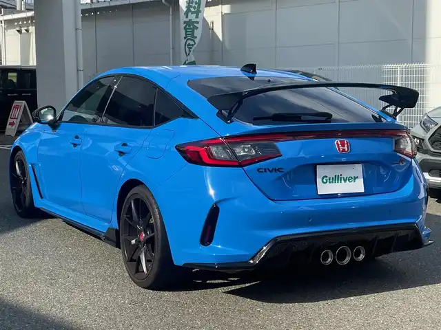 ホンダ シビック タイプR 福岡県 2023(令5)年 2.3万km レーシングブルーパール ワンオーナー/HONDAコネクトディスプレイナビ/　【Bluetooth/FM/USB/スマホ連携】/ブラインドスポットモニター/衝突軽減ブレーキ/アダブティブクルーズコントロール/パーキングセンサーシステム/オートハイビーム/路外逸脱抑制機能/車線維持支援システム/先行車発進お知らせ機能/歩行者事故低減ステアリング/後退出庫サポート/10.2インチデジタルグラフィックメーター/TYPE Rロゴスエードスポーツシート/電子制御パーキングブレーキ/純正19インチアルミ/純正オートLEDヘッドライト/純正アルカンターラ巻きステアリングホイール/純正トリプルマフラー/スマートキー/プッシュスタート/保証書/取扱説明書/スペアキー１本