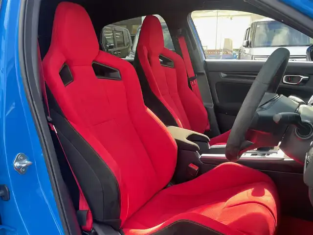 ホンダ シビック タイプR 福岡県 2023(令5)年 2.3万km レーシングブルーパール ワンオーナー/HONDAコネクトディスプレイナビ/　【Bluetooth/FM/USB/スマホ連携】/ブラインドスポットモニター/衝突軽減ブレーキ/アダブティブクルーズコントロール/パーキングセンサーシステム/オートハイビーム/路外逸脱抑制機能/車線維持支援システム/先行車発進お知らせ機能/歩行者事故低減ステアリング/後退出庫サポート/10.2インチデジタルグラフィックメーター/TYPE Rロゴスエードスポーツシート/電子制御パーキングブレーキ/純正19インチアルミ/純正オートLEDヘッドライト/純正アルカンターラ巻きステアリングホイール/純正トリプルマフラー/スマートキー/プッシュスタート/保証書/取扱説明書/スペアキー１本