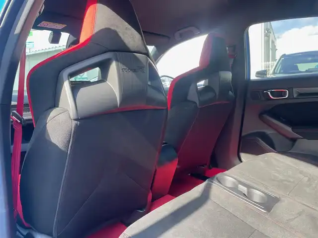 ホンダ シビック タイプR 福岡県 2023(令5)年 2.3万km レーシングブルーパール ワンオーナー/HONDAコネクトディスプレイナビ/　【Bluetooth/FM/USB/スマホ連携】/ブラインドスポットモニター/衝突軽減ブレーキ/アダブティブクルーズコントロール/パーキングセンサーシステム/オートハイビーム/路外逸脱抑制機能/車線維持支援システム/先行車発進お知らせ機能/歩行者事故低減ステアリング/後退出庫サポート/10.2インチデジタルグラフィックメーター/TYPE Rロゴスエードスポーツシート/電子制御パーキングブレーキ/純正19インチアルミ/純正オートLEDヘッドライト/純正アルカンターラ巻きステアリングホイール/純正トリプルマフラー/スマートキー/プッシュスタート/保証書/取扱説明書/スペアキー１本