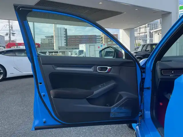 ホンダ シビック タイプR 福岡県 2023(令5)年 2.3万km レーシングブルーパール ワンオーナー/HONDAコネクトディスプレイナビ/　【Bluetooth/FM/USB/スマホ連携】/ブラインドスポットモニター/衝突軽減ブレーキ/アダブティブクルーズコントロール/パーキングセンサーシステム/オートハイビーム/路外逸脱抑制機能/車線維持支援システム/先行車発進お知らせ機能/歩行者事故低減ステアリング/後退出庫サポート/10.2インチデジタルグラフィックメーター/TYPE Rロゴスエードスポーツシート/電子制御パーキングブレーキ/純正19インチアルミ/純正オートLEDヘッドライト/純正アルカンターラ巻きステアリングホイール/純正トリプルマフラー/スマートキー/プッシュスタート/保証書/取扱説明書/スペアキー１本