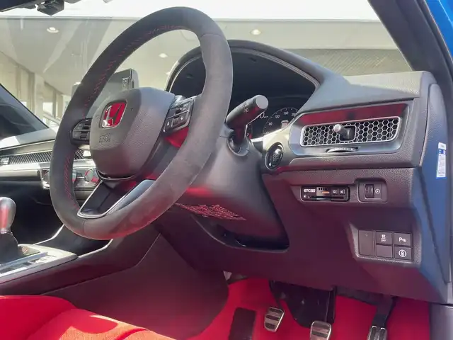 ホンダ シビック タイプR 福岡県 2023(令5)年 2.3万km レーシングブルーパール ワンオーナー/HONDAコネクトディスプレイナビ/　【Bluetooth/FM/USB/スマホ連携】/ブラインドスポットモニター/衝突軽減ブレーキ/アダブティブクルーズコントロール/パーキングセンサーシステム/オートハイビーム/路外逸脱抑制機能/車線維持支援システム/先行車発進お知らせ機能/歩行者事故低減ステアリング/後退出庫サポート/10.2インチデジタルグラフィックメーター/TYPE Rロゴスエードスポーツシート/電子制御パーキングブレーキ/純正19インチアルミ/純正オートLEDヘッドライト/純正アルカンターラ巻きステアリングホイール/純正トリプルマフラー/スマートキー/プッシュスタート/保証書/取扱説明書/スペアキー１本