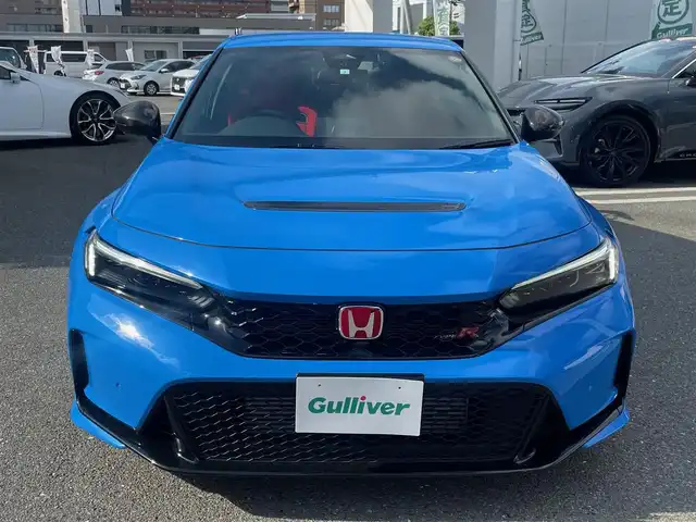 ホンダ シビック タイプR 福岡県 2023(令5)年 2.3万km レーシングブルーパール ワンオーナー/HONDAコネクトディスプレイナビ/　【Bluetooth/FM/USB/スマホ連携】/ブラインドスポットモニター/衝突軽減ブレーキ/アダブティブクルーズコントロール/パーキングセンサーシステム/オートハイビーム/路外逸脱抑制機能/車線維持支援システム/先行車発進お知らせ機能/歩行者事故低減ステアリング/後退出庫サポート/10.2インチデジタルグラフィックメーター/TYPE Rロゴスエードスポーツシート/電子制御パーキングブレーキ/純正19インチアルミ/純正オートLEDヘッドライト/純正アルカンターラ巻きステアリングホイール/純正トリプルマフラー/スマートキー/プッシュスタート/保証書/取扱説明書/スペアキー１本