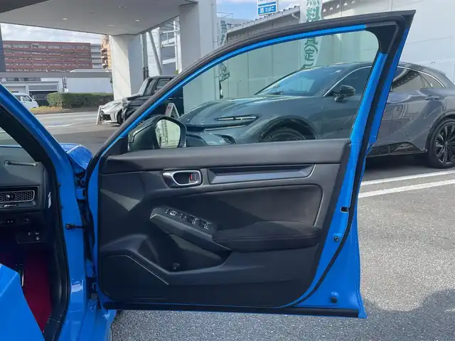 ホンダ シビック タイプR 福岡県 2023(令5)年 2.3万km レーシングブルーパール ワンオーナー/HONDAコネクトディスプレイナビ/　【Bluetooth/FM/USB/スマホ連携】/ブラインドスポットモニター/衝突軽減ブレーキ/アダブティブクルーズコントロール/パーキングセンサーシステム/オートハイビーム/路外逸脱抑制機能/車線維持支援システム/先行車発進お知らせ機能/歩行者事故低減ステアリング/後退出庫サポート/10.2インチデジタルグラフィックメーター/TYPE Rロゴスエードスポーツシート/電子制御パーキングブレーキ/純正19インチアルミ/純正オートLEDヘッドライト/純正アルカンターラ巻きステアリングホイール/純正トリプルマフラー/スマートキー/プッシュスタート/保証書/取扱説明書/スペアキー１本