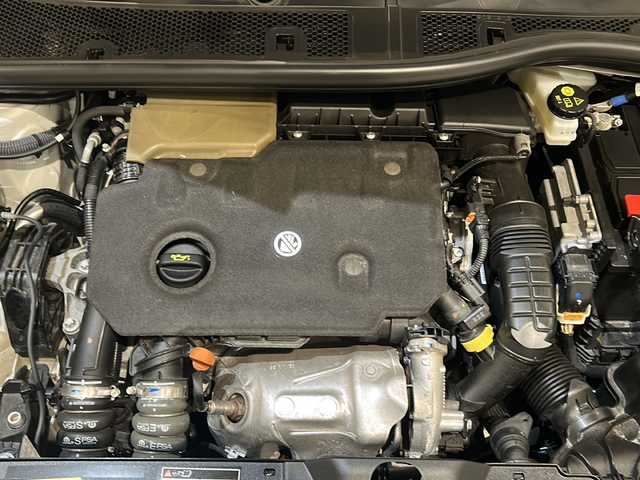 プジョー プジョー ２００８ GT ブルー HDi 新潟県 2022(令4)年 3.7万km 白 パノラミックスライディングルーフ/標準装備/アクティブクルーズコントロール/レーンポジショニングアシスト/ブラインドスポットモニター/フルLEDヘッドライト/LEDデイタイムランニングライト/LEDリアコンビネーションランプ/インテリジェントハイビーム/3Dデジタルヘッドアップインストルメントパネル/PEUGEOT i-Connect :10インチタッチスクリーン/・FM・AMラジオ/USB/Bluetooth/PEUGEOTミラースクリーン/・Apple CarPlay/Android Auto/電動格納ブラックドアミラー/ブラックダイヤモンドルーフ（ツートーンボディカラー）/ルーフレール/シートヒーター