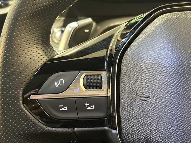 プジョー プジョー ２００８ GT ブルー HDi 新潟県 2022(令4)年 3.7万km 白 パノラミックスライディングルーフ/標準装備/アクティブクルーズコントロール/レーンポジショニングアシスト/ブラインドスポットモニター/フルLEDヘッドライト/LEDデイタイムランニングライト/LEDリアコンビネーションランプ/インテリジェントハイビーム/3Dデジタルヘッドアップインストルメントパネル/PEUGEOT i-Connect :10インチタッチスクリーン/・FM・AMラジオ/USB/Bluetooth/PEUGEOTミラースクリーン/・Apple CarPlay/Android Auto/電動格納ブラックドアミラー/ブラックダイヤモンドルーフ（ツートーンボディカラー）/ルーフレール/シートヒーター