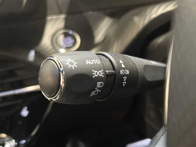 プジョー プジョー ２００８ GT ブルー HDi 新潟県 2022(令4)年 3.7万km 白 パノラミックスライディングルーフ/標準装備/アクティブクルーズコントロール/レーンポジショニングアシスト/ブラインドスポットモニター/フルLEDヘッドライト/LEDデイタイムランニングライト/LEDリアコンビネーションランプ/インテリジェントハイビーム/3Dデジタルヘッドアップインストルメントパネル/PEUGEOT i-Connect :10インチタッチスクリーン/・FM・AMラジオ/USB/Bluetooth/PEUGEOTミラースクリーン/・Apple CarPlay/Android Auto/電動格納ブラックドアミラー/ブラックダイヤモンドルーフ（ツートーンボディカラー）/ルーフレール/シートヒーター