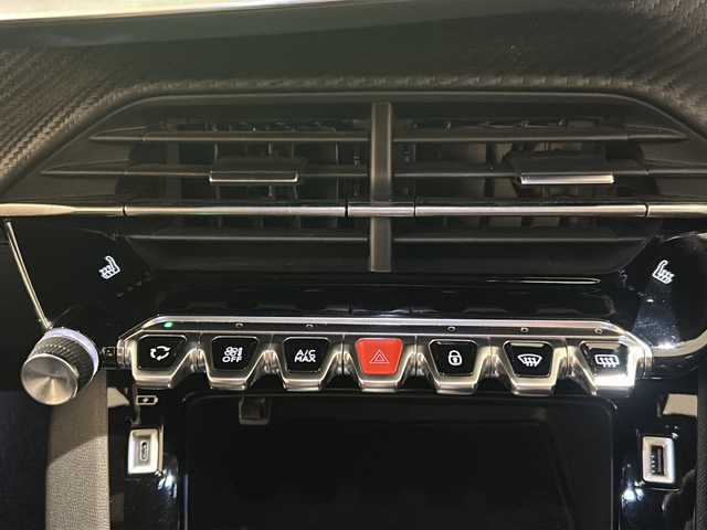 プジョー プジョー ２００８ GT ブルー HDi 新潟県 2022(令4)年 3.7万km 白 パノラミックスライディングルーフ/標準装備/アクティブクルーズコントロール/レーンポジショニングアシスト/ブラインドスポットモニター/フルLEDヘッドライト/LEDデイタイムランニングライト/LEDリアコンビネーションランプ/インテリジェントハイビーム/3Dデジタルヘッドアップインストルメントパネル/PEUGEOT i-Connect :10インチタッチスクリーン/・FM・AMラジオ/USB/Bluetooth/PEUGEOTミラースクリーン/・Apple CarPlay/Android Auto/電動格納ブラックドアミラー/ブラックダイヤモンドルーフ（ツートーンボディカラー）/ルーフレール/シートヒーター