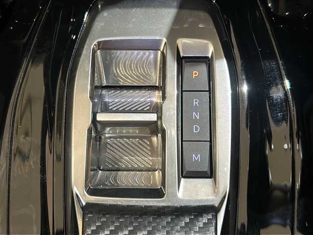 プジョー プジョー ２００８ GT ブルー HDi 新潟県 2022(令4)年 3.7万km 白 パノラミックスライディングルーフ/標準装備/アクティブクルーズコントロール/レーンポジショニングアシスト/ブラインドスポットモニター/フルLEDヘッドライト/LEDデイタイムランニングライト/LEDリアコンビネーションランプ/インテリジェントハイビーム/3Dデジタルヘッドアップインストルメントパネル/PEUGEOT i-Connect :10インチタッチスクリーン/・FM・AMラジオ/USB/Bluetooth/PEUGEOTミラースクリーン/・Apple CarPlay/Android Auto/電動格納ブラックドアミラー/ブラックダイヤモンドルーフ（ツートーンボディカラー）/ルーフレール/シートヒーター