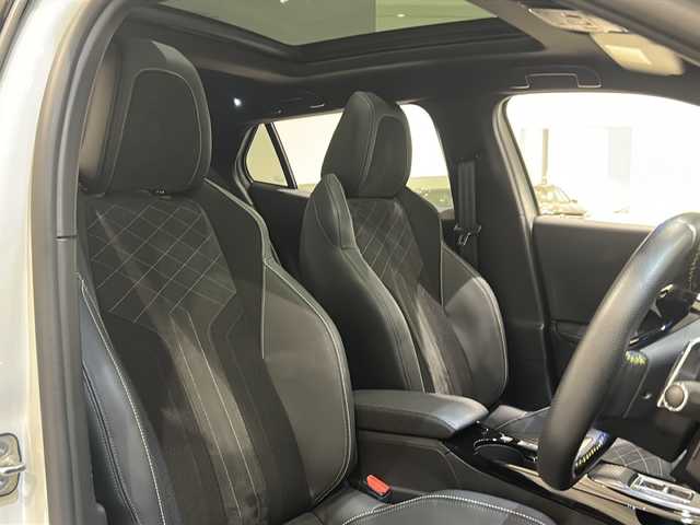 プジョー プジョー ２００８ GT ブルー HDi 新潟県 2022(令4)年 3.7万km 白 パノラミックスライディングルーフ/標準装備/アクティブクルーズコントロール/レーンポジショニングアシスト/ブラインドスポットモニター/フルLEDヘッドライト/LEDデイタイムランニングライト/LEDリアコンビネーションランプ/インテリジェントハイビーム/3Dデジタルヘッドアップインストルメントパネル/PEUGEOT i-Connect :10インチタッチスクリーン/・FM・AMラジオ/USB/Bluetooth/PEUGEOTミラースクリーン/・Apple CarPlay/Android Auto/電動格納ブラックドアミラー/ブラックダイヤモンドルーフ（ツートーンボディカラー）/ルーフレール/シートヒーター