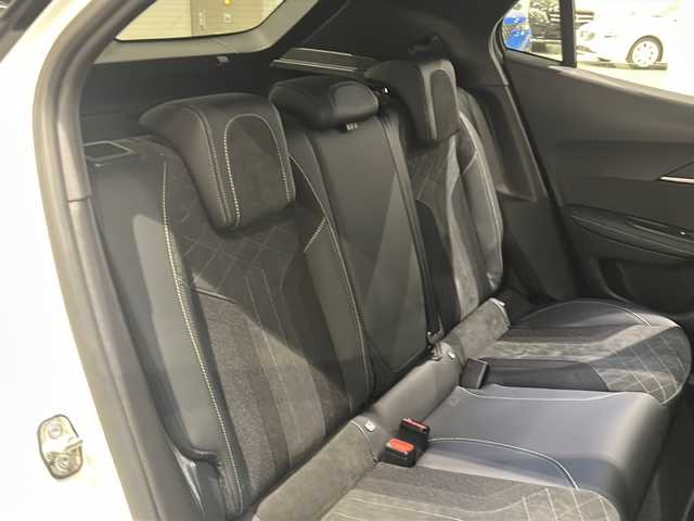 プジョー プジョー ２００８ GT ブルー HDi 新潟県 2022(令4)年 3.7万km 白 パノラミックスライディングルーフ/標準装備/アクティブクルーズコントロール/レーンポジショニングアシスト/ブラインドスポットモニター/フルLEDヘッドライト/LEDデイタイムランニングライト/LEDリアコンビネーションランプ/インテリジェントハイビーム/3Dデジタルヘッドアップインストルメントパネル/PEUGEOT i-Connect :10インチタッチスクリーン/・FM・AMラジオ/USB/Bluetooth/PEUGEOTミラースクリーン/・Apple CarPlay/Android Auto/電動格納ブラックドアミラー/ブラックダイヤモンドルーフ（ツートーンボディカラー）/ルーフレール/シートヒーター