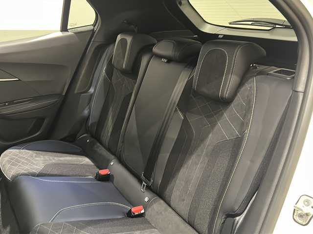 プジョー プジョー ２００８ GT ブルー HDi 新潟県 2022(令4)年 3.7万km 白 パノラミックスライディングルーフ/標準装備/アクティブクルーズコントロール/レーンポジショニングアシスト/ブラインドスポットモニター/フルLEDヘッドライト/LEDデイタイムランニングライト/LEDリアコンビネーションランプ/インテリジェントハイビーム/3Dデジタルヘッドアップインストルメントパネル/PEUGEOT i-Connect :10インチタッチスクリーン/・FM・AMラジオ/USB/Bluetooth/PEUGEOTミラースクリーン/・Apple CarPlay/Android Auto/電動格納ブラックドアミラー/ブラックダイヤモンドルーフ（ツートーンボディカラー）/ルーフレール/シートヒーター