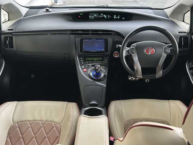 トヨタ プリウス S ツーリングセレ G’s 岐阜県 2013(平25)年 14.3万km ホワイトパールクリスタルシャイン /カロッツェリアナビ/(AM/FM/BT/フルセグＴＶ/SD/USB/iPod/CD)//ビルトインＥＴＣ//オートライト//純正ドアバイザー//純正１８インチＡＷ//純正フロアマット//純正LEDヘッドライト//フォグランプ//盗難防止装置//スペアキー×1//スマートキー//プッシュスタート//取扱説明書//保証書