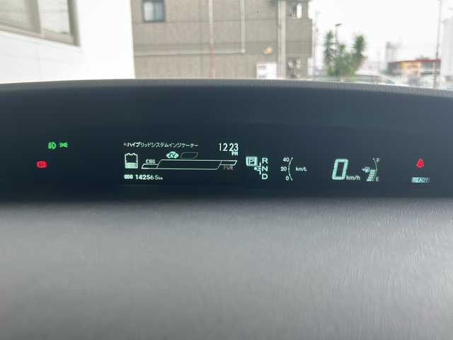 トヨタ プリウス S ツーリングセレ G’s 岐阜県 2013(平25)年 14.3万km ホワイトパールクリスタルシャイン /カロッツェリアナビ/(AM/FM/BT/フルセグＴＶ/SD/USB/iPod/CD)//ビルトインＥＴＣ//オートライト//純正ドアバイザー//純正１８インチＡＷ//純正フロアマット//純正LEDヘッドライト//フォグランプ//盗難防止装置//スペアキー×1//スマートキー//プッシュスタート//取扱説明書//保証書