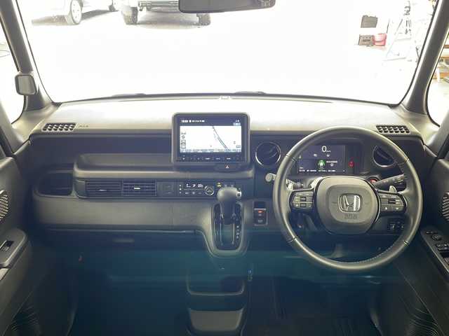 ホンダ Ｎ ＢＯＸ カスタム ターボ 兵庫県 2024(令6)年 2.2万km プラチナホワイトパール ・純正8インチナビ（VXM-245ZFEi）/TV/USB/Bluetooth/・バックカメラ/・ETC/・両側パワースライドドア/・HondaSENSING/衝突軽減ブレーキ/先行車発進お知らせ機能/歩行者事故低減ステアリング/路外逸脱抑制機能/標識認識機能/アダプティブクルーズコントロール/車線維持支援システム/誤発進抑制機能/後方誤発進抑制機能/近距離衝突軽減ブレーキ/急アクセル抑制機能/パーキングセンサーシステム/オートハイビーム/・パドルシフト/・ハーフレザー/・前席シートヒーター/・革巻きステアリング/・カーテンエアバッグ